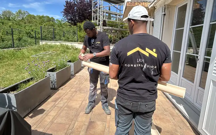 Recoupe des profilés de gouttière sur la terrasse avant la pose