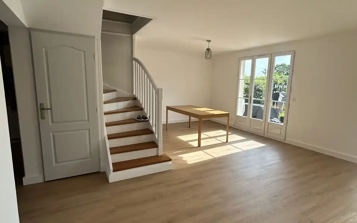 Pièce de vie rénovée par LKH Construction après reprise des murs, de l'escalier et du sol