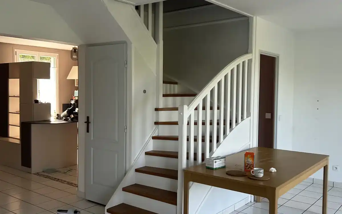 La même pièce de vie avant les travaux de rénovation