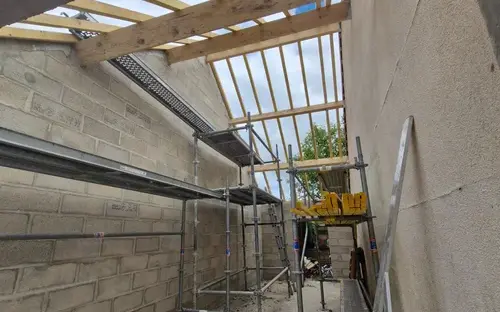 Charpente bois posée sur les murs en blocs, échafaudage en place