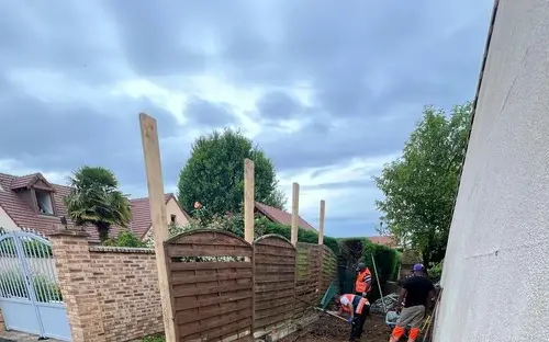 Le même terrain au début du chantier : emprises dégagées et fouilles ouvertes le long du mur