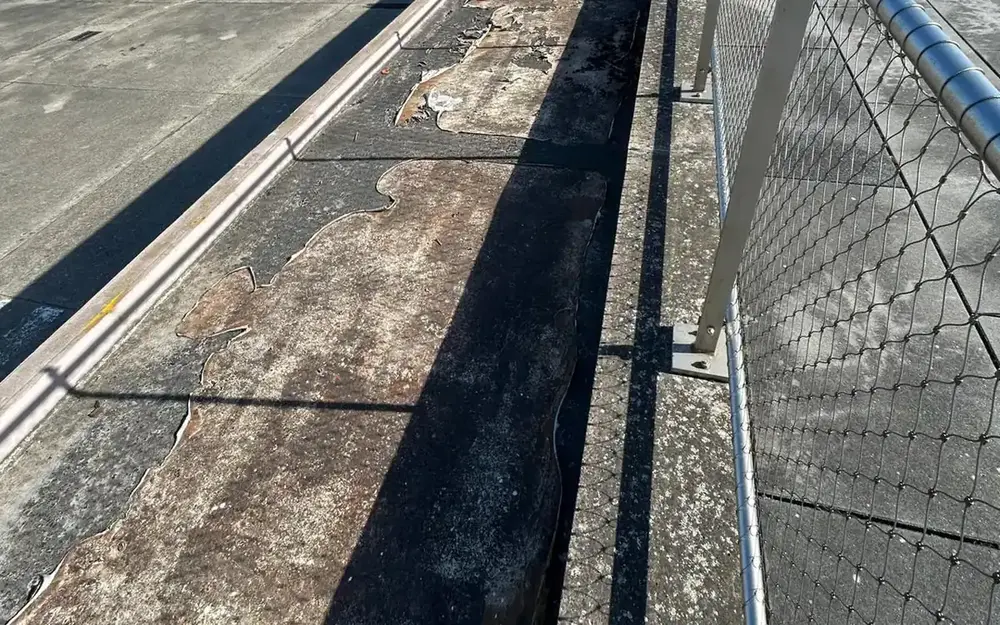 Chéneau du Musée de l'Air et de l'Espace avant travaux, membrane d'étanchéité arrachée