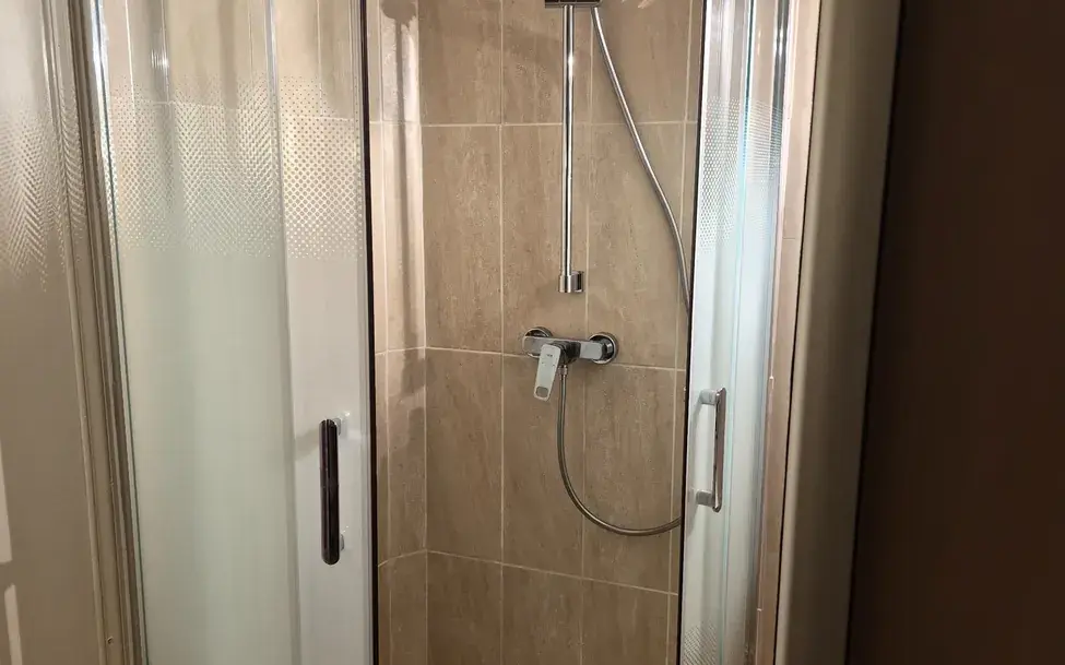 Cabine de douche remise en service après reprise des réseaux, robinetterie et parois vitrées neuves