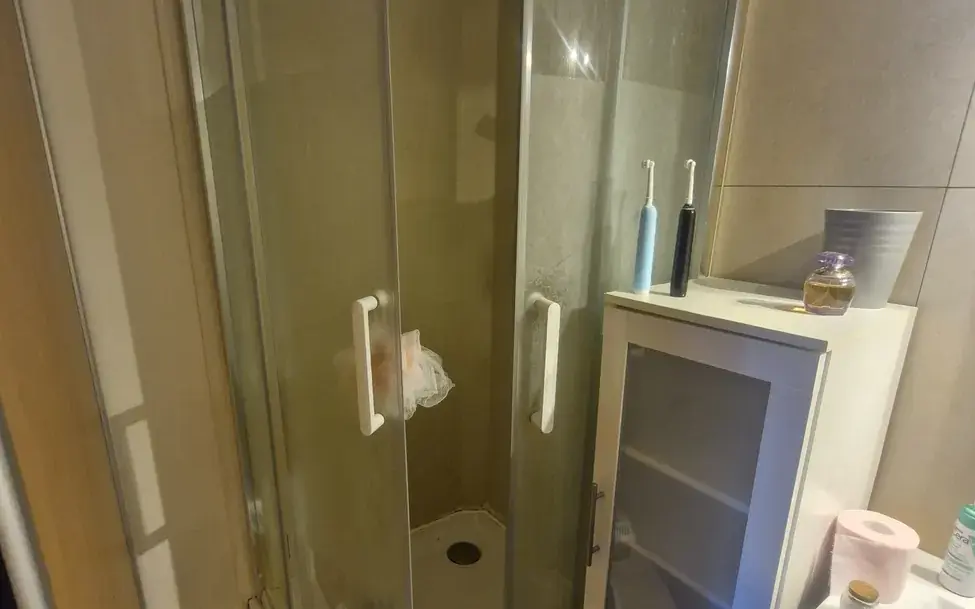 La même salle d'eau avant intervention, ancienne cabine de douche en place