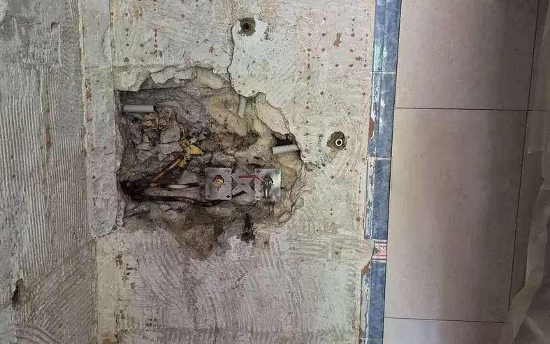 Sorties et commandes encastrées de la douche, visibles après intervention