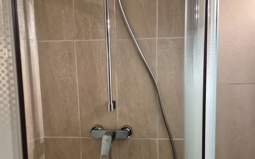 Douche remise en service, robinetterie et parois vitrées posées