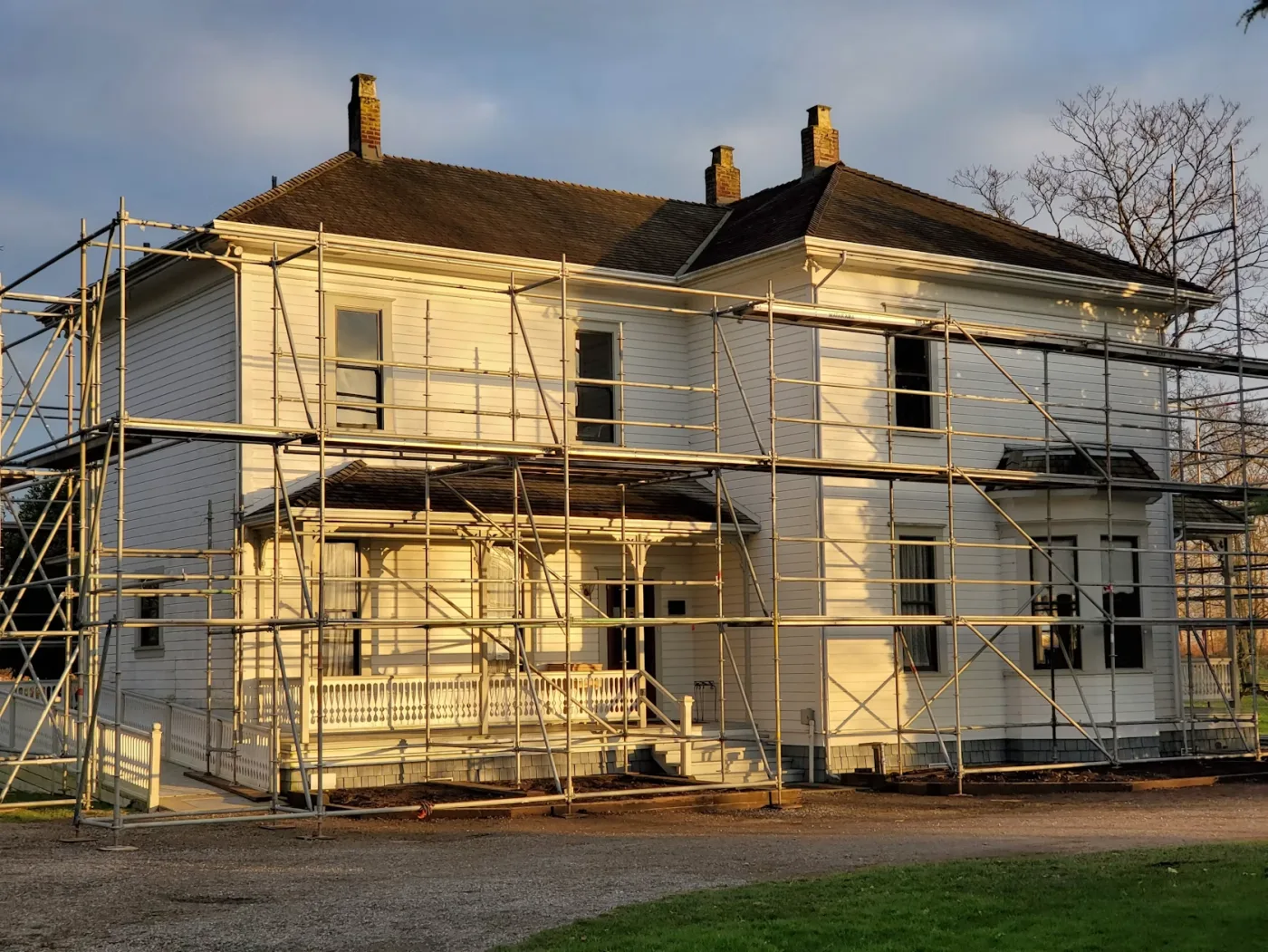 Façade d'une maison en cours de ravalement avec échafaudage