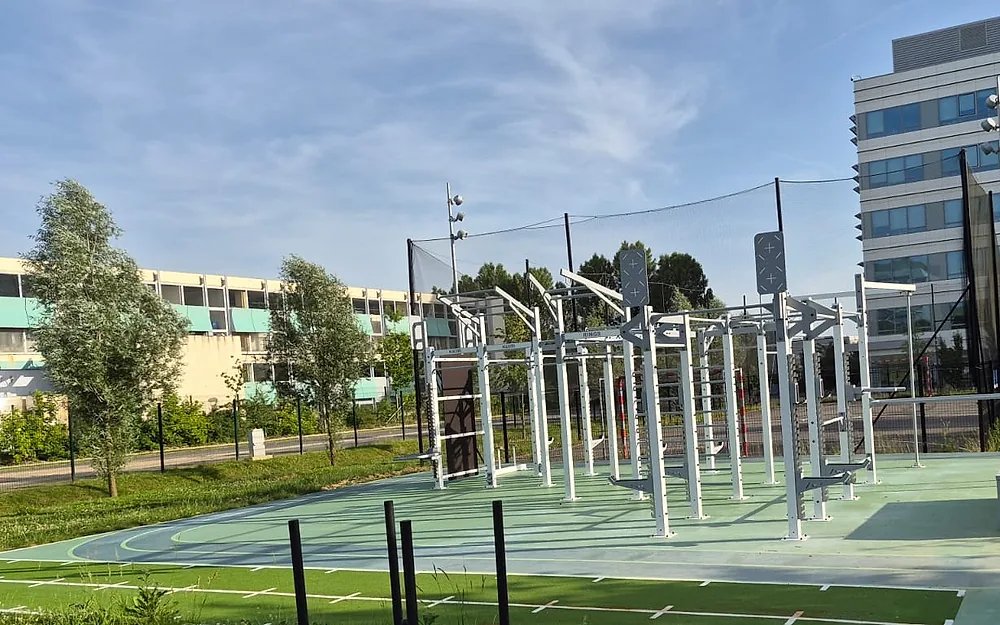 Aire de callisthénie 168 m² et son allée d'accès, après travaux